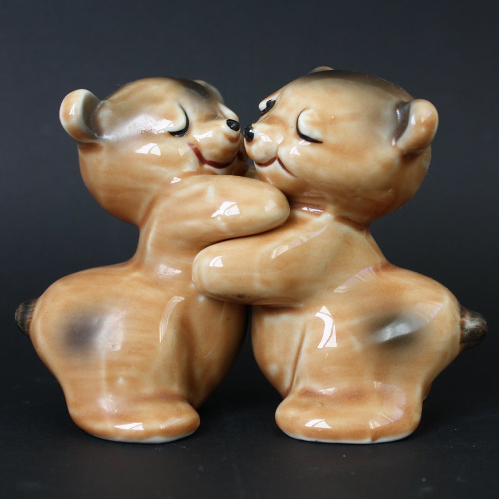 Vintage Van Tellingen  Hugging Bears Salt and Pepper shakers Adorable